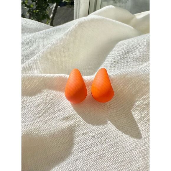 Orange mod style teardrop earrings - Picture 2 of 2